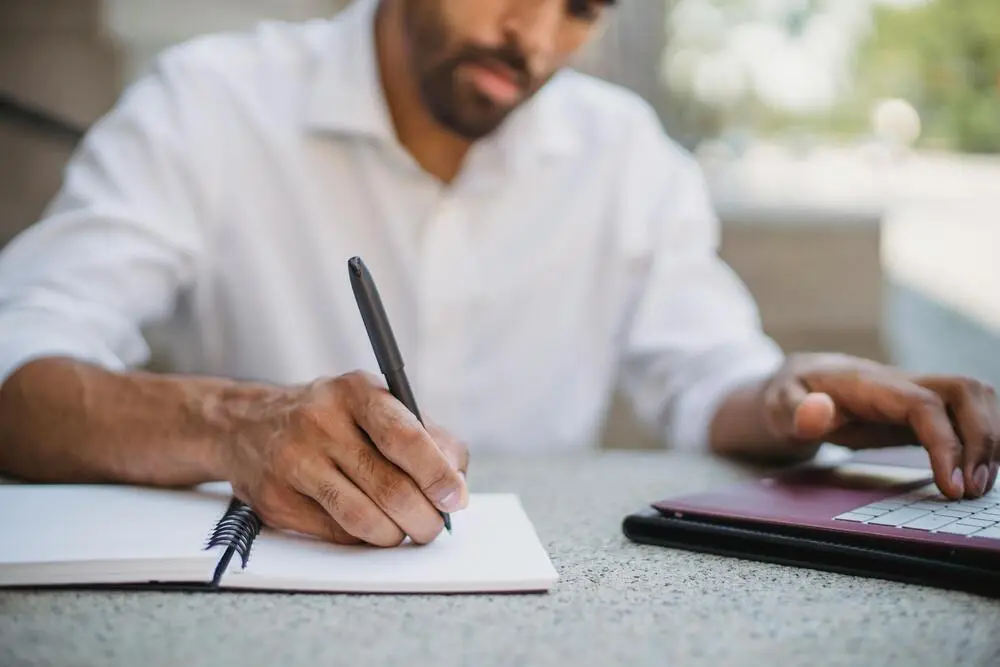 Guia para doutores: como escrever e publicar um livro acadêmico?