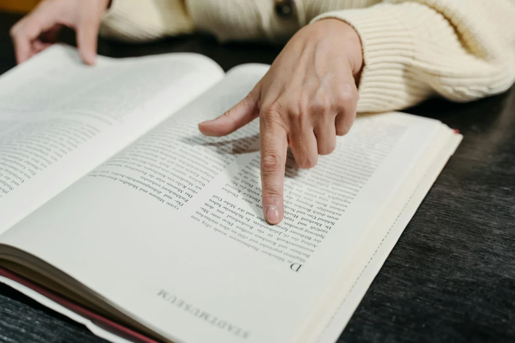Como desenvolver habilidades de leitura crítica para impulsionar sua carreira acadêmica
