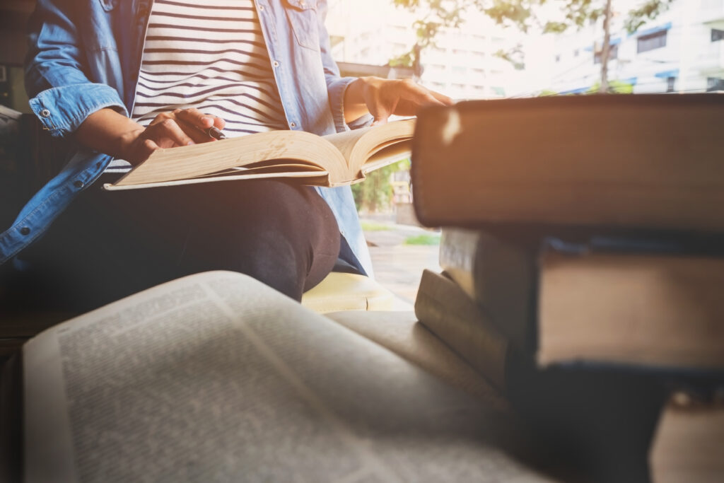 Critérios para escolher livros acadêmicos e aprofundar seus estudos